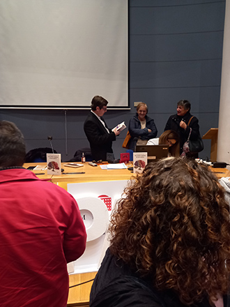 Concepción-Fosa-Aguilar-firmando-un-libro-en-la-presentación